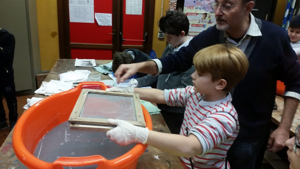 Laboratorio di produzione della carta riciclata